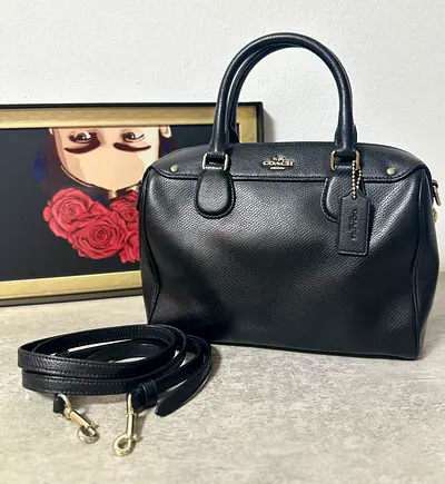 Preloved Coach mini Benett in Crossgrain leather