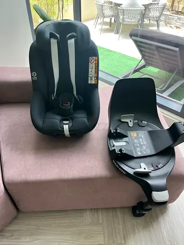 Maxi Cosi Pearl 360 seat with rotating isofox base