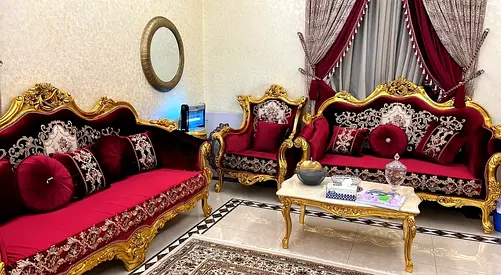 elegant red livingصالون او غرفه معيشه ومجلس