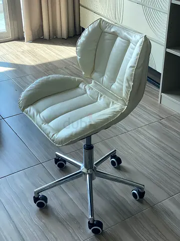 White adjustable swivel office chair with cushioned seat and chrome base