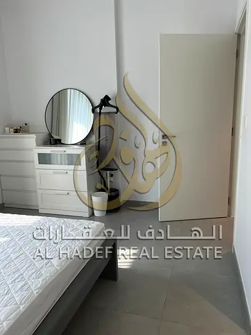 شقة زاوية مميزة في الطابق الثالث بإطلالة رائعة على شارعين، مؤثثة بالكامل بتشطيب فاخر وتصميم عصري، تتكون من غرفتين وصالة مع شرفة واسعة تحيط بالشقة بالك