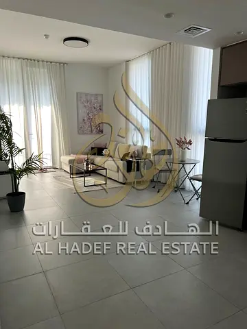 شقة زاوية مميزة في الطابق الثالث بإطلالة رائعة على شارعين، مؤثثة بالكامل بتشطيب فاخر وتصميم عصري، تتكون من غرفتين وصالة مع شرفة واسعة تحيط بالشقة بالك