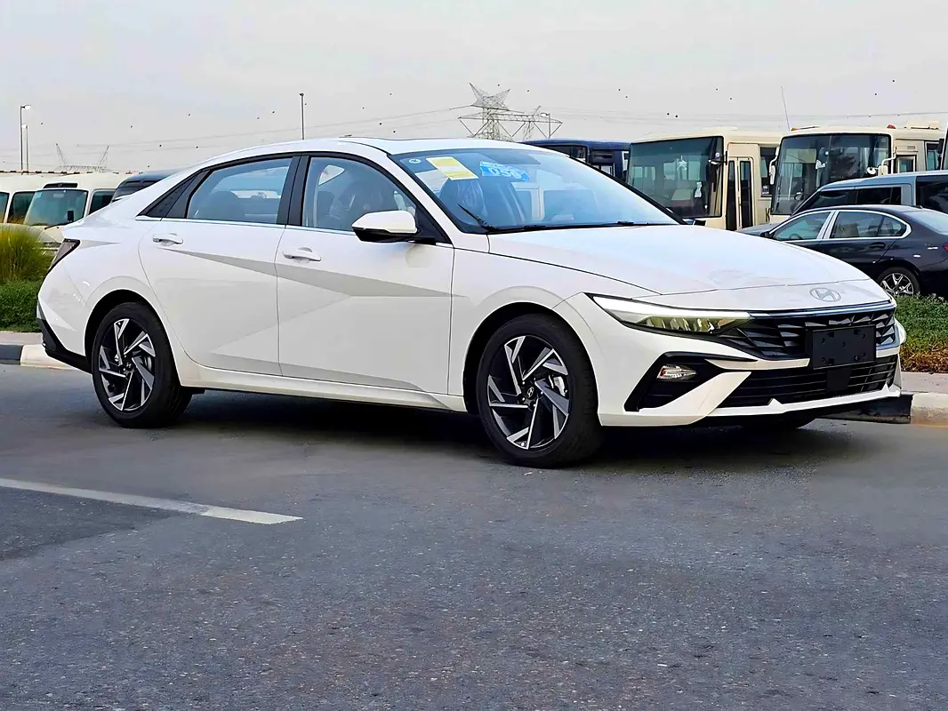 Hyundai Elantra 2025 — photo 1 of 20