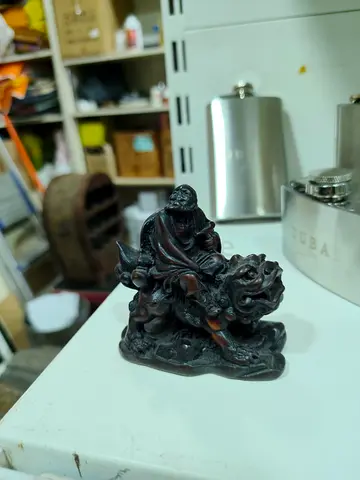 Vintage-Style Resin Figurine: Oriental Wise Man Riding a Guardian Lion (7x7x4 cm)