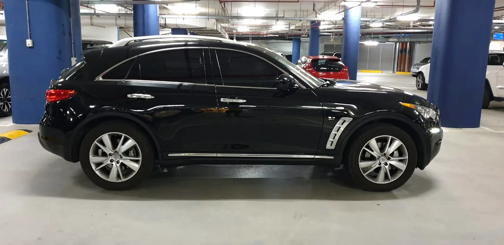 Infiniti QX70 2020 — photo 1 of 4