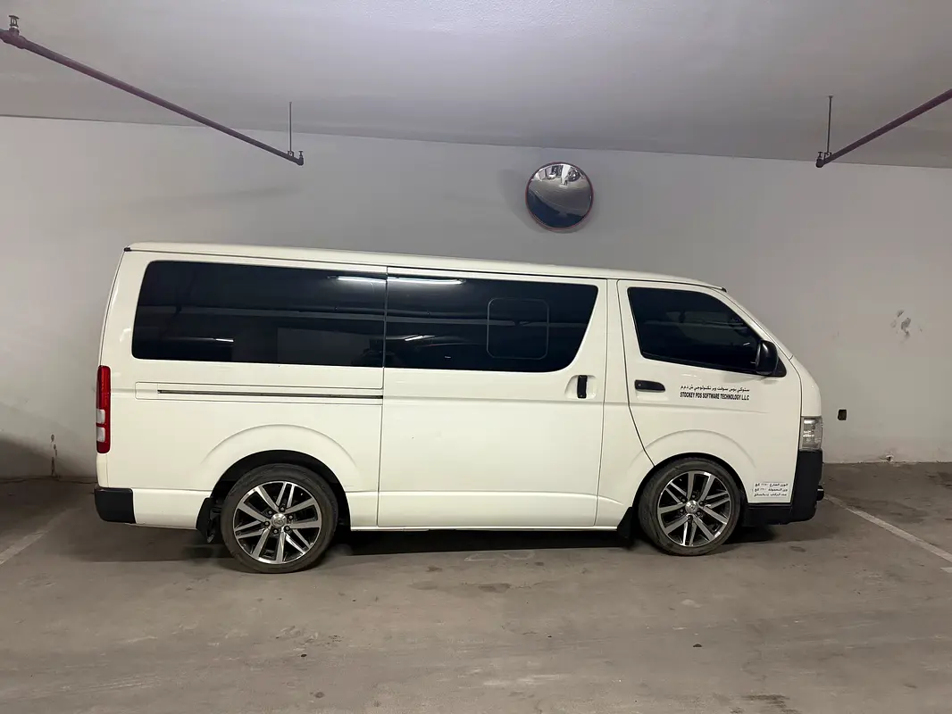 Toyota Hiace 2014 — photo 1 of 6