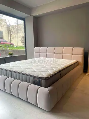 Modern Upholstered Bed Frame with Puffy