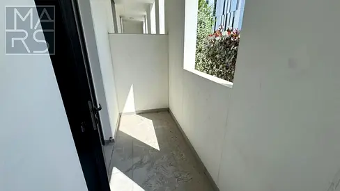 🏡 **استوديو أرضي للإيجار - الجادة، الشارقة**