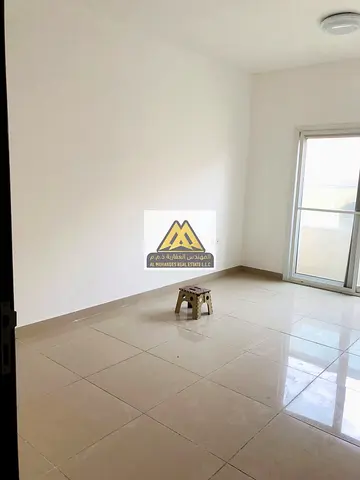 شقة غرفتين وصالة منفصلة تماماً غرف ماستر وخزائن حائط للإيجار السنوي في الجرف 2 عجمان بالقرب من الجامعة