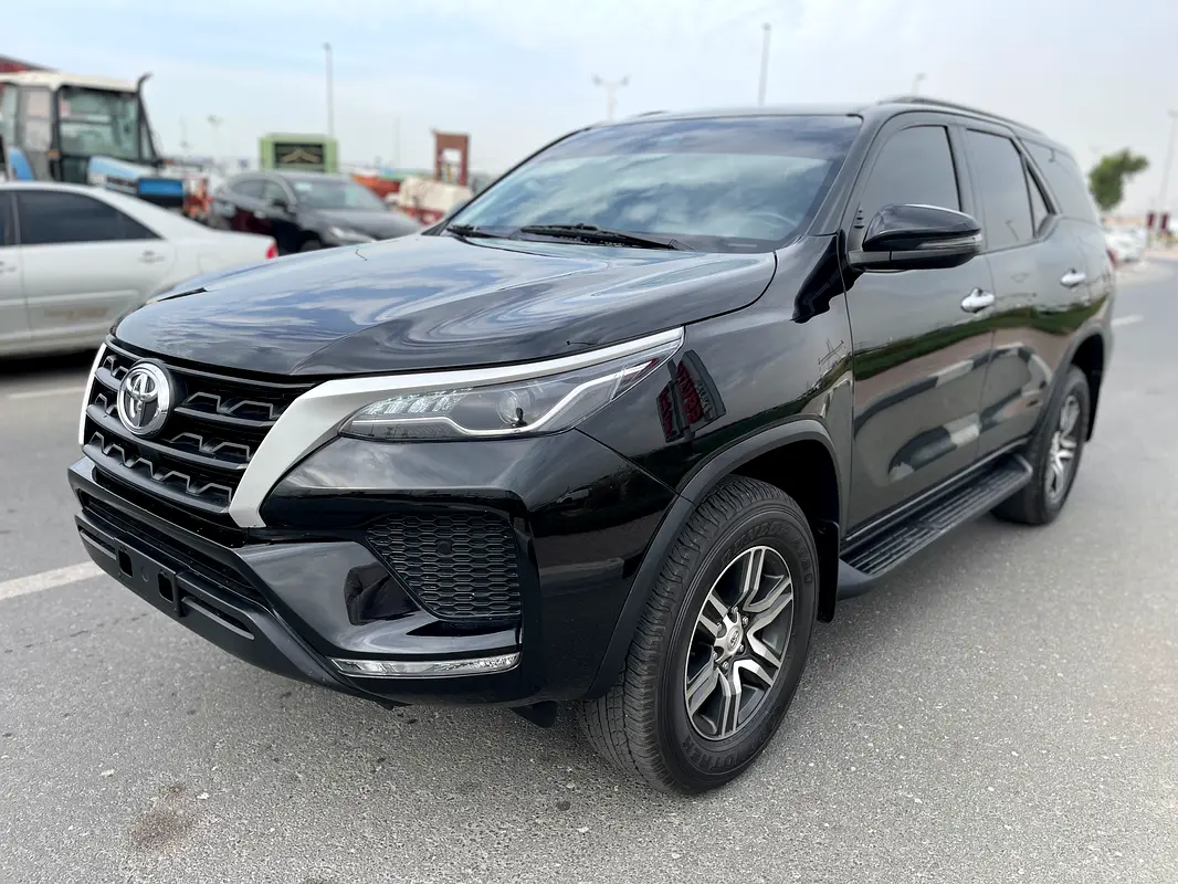 Toyota Fortuner 2023 — photo 1 of 16