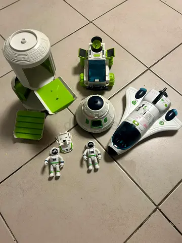Space playset with shuttle, rover, base modules and 3 astronaut figures