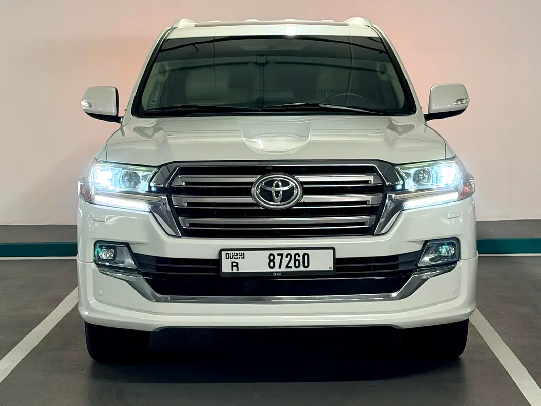 Toyota Land Cruiser 2017 — photo 1 of 11
