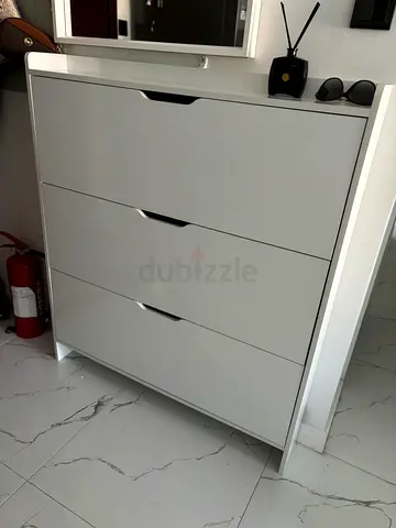 Shoe cabinet