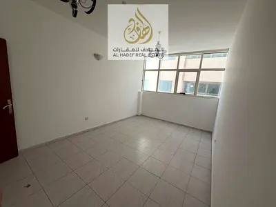 للإيجار في الشارقة – أبو شغارة شارع الوحدة | شقة غرفتين وصالة مع موزع كبير وشبابيك بانوراما بالكامل | أول مخرج إلى دبي مباشرة | خزائن بالحائط و2 حمام
