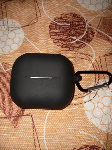Used wireless earbuds charging case with carabiner (black)
