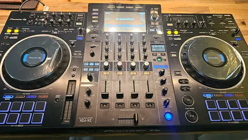 Pioneer DJ XDJ-XZ All-in-One DJ with deck saver and Hard case