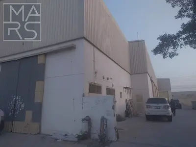 مستودع بسقف مرتفع معزول | كهرباء 25 كيلوواط | الصناعية 18 الشارقة