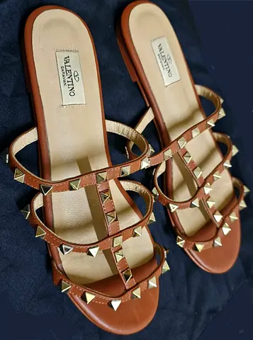 Valentino Garavani Rockstud Flat Sandals. Size 39.