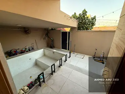 فيلا مفروشة للإيجار في الزاهية عجمان - 4 غرف وصالة استقبال ومسبح خاص وغرفة عمل مستقلة - خلف القبائل على شارع محمد بن زايد بـ 140 ألف سنوي