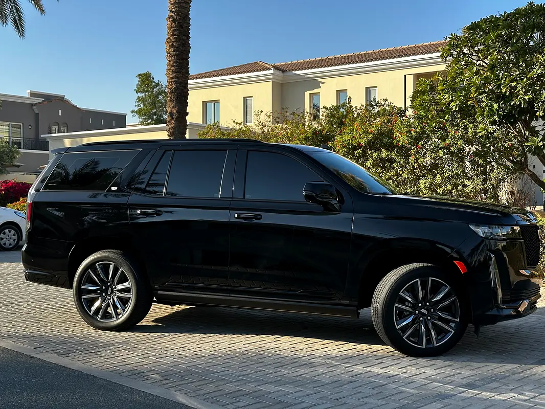 Cadillac Escalade 2023 — photo 1 of 8
