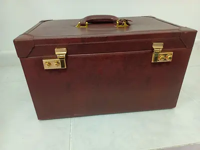 Vintage brown leather lockable jewelry box with handle - excellent condition