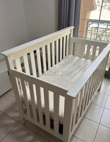 Heavy Duty White Wooden Baby Crib / Cot (Excellent Condition)