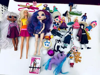Mixed lot of dolls, figurines and small toys - assorted bundle