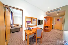 2 Interconnecting hotel rooms / No Kitchen / No Commission