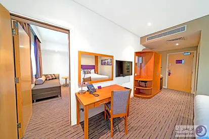 2 Interconnecting hotel rooms / No Kitchen / No Commission
