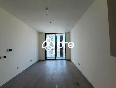 High floor | Vacant | Pool view