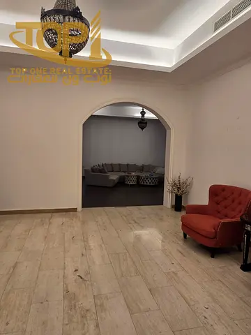 للإيجار السنوي – فيلا فاخرة مفروشة بالكامل بتصميم راقٍ ومساحات واسعة
