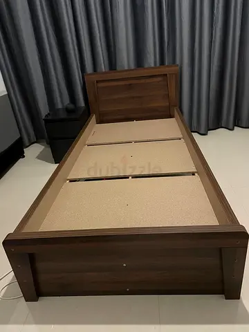 Single wooden bed frame in excellent condition 90x200 (mattress separate)