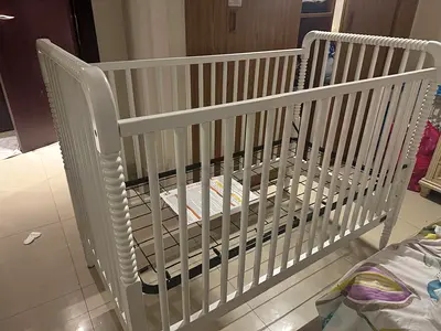 White Wooden Baby Crib with Three Adjustable Heights (Like New)