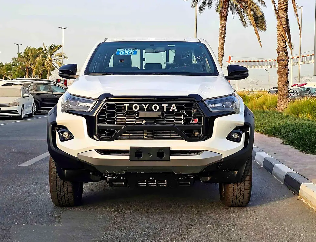Toyota Hilux 2025 — photo 1 of 18