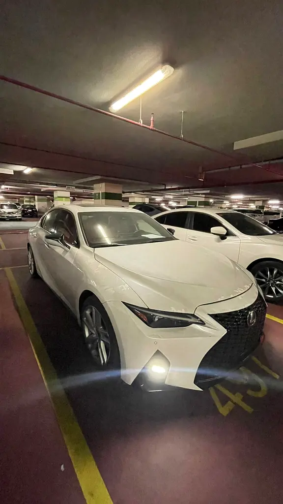 Lexus IS-Series 2023 — photo 1 of 7