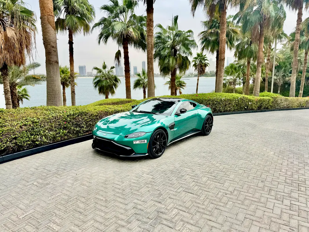 Aston Martin Vantage 2019 — photo 1 of 10