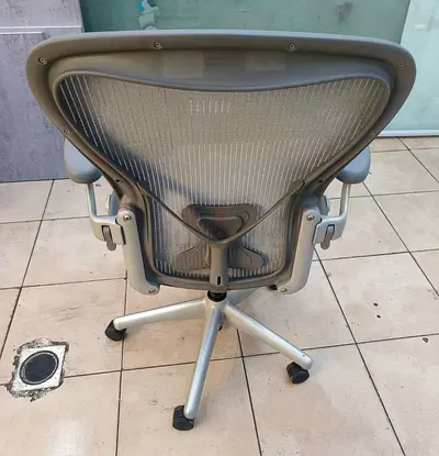 For selling Herman Miller Areon classic chair size B size and C available
