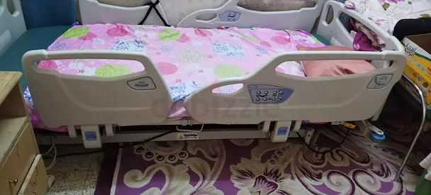 Adjustable Baby/Child Electric Hospital Bed with Side Rails (Used)