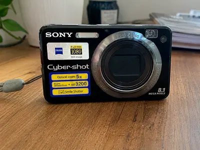 Sony Cyber-shot 8.1MP Compact Camera (Carl Zeiss, 5x Optical Zoom)