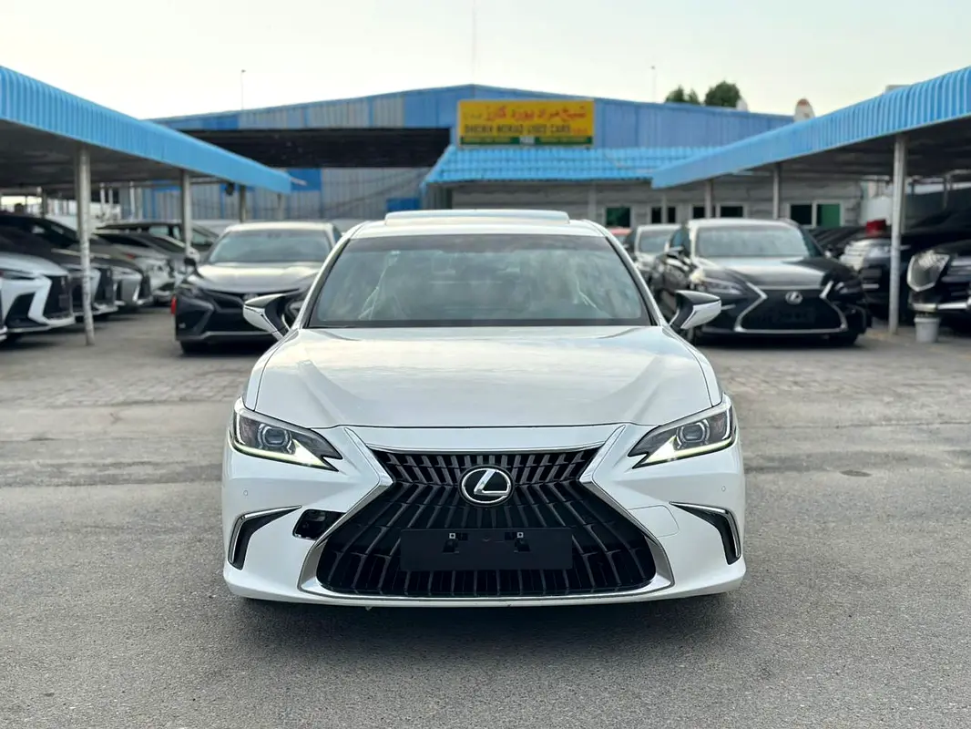 Lexus ES-Series 2023 — photo 1 of 19