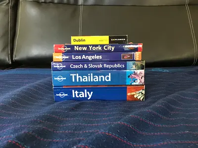 6 LONELY PLANET TRAVEL GUIDES