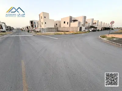 Corner plot of land for sale on two streets with a large setback and a good price.