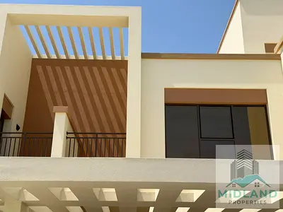 فيلا من 4 غرف نوم | شرفات متعددة | إطلالات على الفناء والمدينة