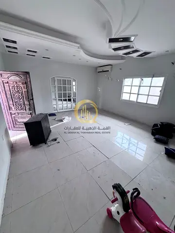 بيت شعبي في العزرة  مساحة : 8000قدم   مكونة من ٣غرف نوم  ٣ حمامات  صالة  مجلس و غرفة طعام  غرفة خادمة  مطبخ  ملحق=غرفة نوم +حمام +صالة مطلوب 1,500,000