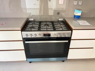 Bosch new model 5-Burners Stainless Steel Gas Range with Large Oven — Good Condition