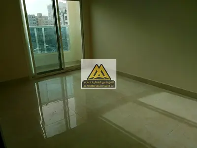 ثاني صف من الكورنيش، تتميز بمساحة جيدة وتصميم عملي مريح، مع غرفة ماستر وصالة منفصلة وبلكونة، في موقع حيوي قريب من جميع الخدمات.