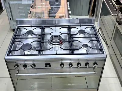 Smeg latest model 5 burner gass/electric top gass oven electric 90x60 stove