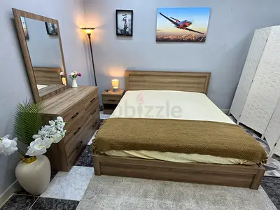 Used Wooden Queen Bed with Dresser, Nightstand and Mirror - Light Oak