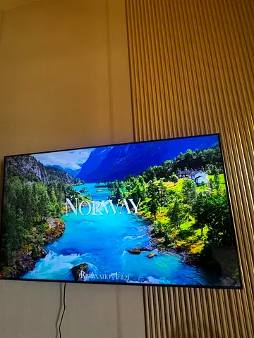 65 inch Samsung Smart QLED 4K TV - Excellent Condition Titan Gray