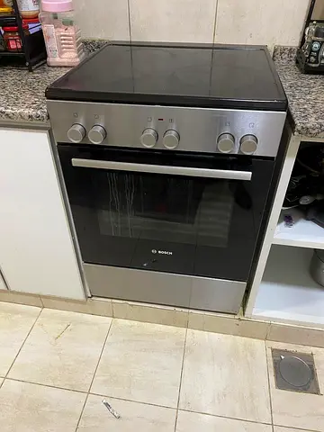 Bosch freestanding electric oven with ceramic hob - good working condition.